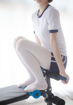 濠河边上的女人