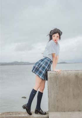 女人步上楼梯时